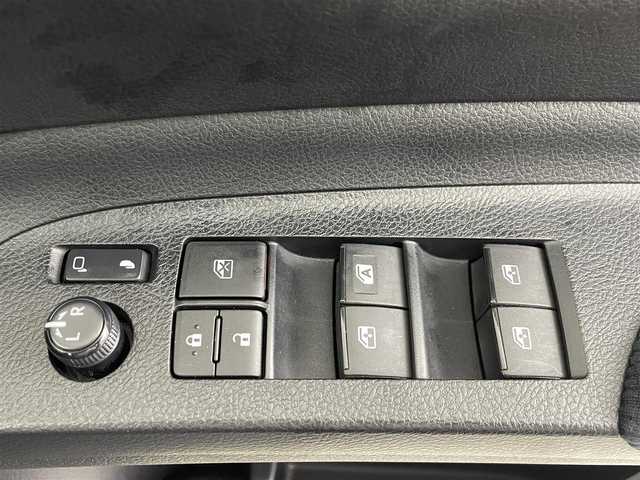 トヨタ シエンタ G 埼玉県 2017(平29)年 6万km ブラックマイカ 純正ナビ　NSCD-W66/(Bluetooth/AUX/CD/AM/FM)/地デジワンセグ/バックカメラ/ETC/オートマチックハイビーム/車線逸脱警報/衝突軽減ブレーキ/アイドリングストップ/両側パワースライドドア/プッシュスタート/ステアリングリモコン/社外フロアマット/純正ドアバイザー