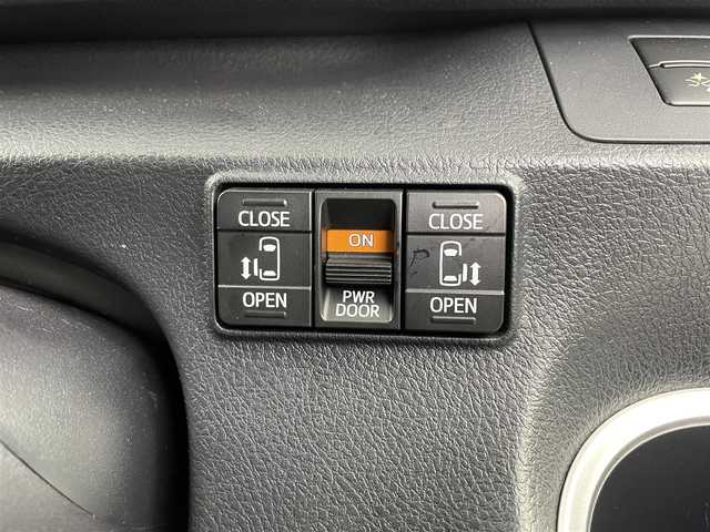 トヨタ シエンタ G 埼玉県 2017(平29)年 6万km ブラックマイカ 純正ナビ　NSCD-W66/(Bluetooth/AUX/CD/AM/FM)/地デジワンセグ/バックカメラ/ETC/オートマチックハイビーム/車線逸脱警報/衝突軽減ブレーキ/アイドリングストップ/両側パワースライドドア/プッシュスタート/ステアリングリモコン/社外フロアマット/純正ドアバイザー