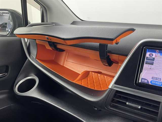 トヨタ シエンタ G 埼玉県 2017(平29)年 6万km ブラックマイカ 純正ナビ　NSCD-W66/(Bluetooth/AUX/CD/AM/FM)/地デジワンセグ/バックカメラ/ETC/オートマチックハイビーム/車線逸脱警報/衝突軽減ブレーキ/アイドリングストップ/両側パワースライドドア/プッシュスタート/ステアリングリモコン/社外フロアマット/純正ドアバイザー