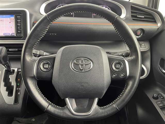 トヨタ シエンタ G 埼玉県 2017(平29)年 6万km ブラックマイカ 純正ナビ　NSCD-W66/(Bluetooth/AUX/CD/AM/FM)/地デジワンセグ/バックカメラ/ETC/オートマチックハイビーム/車線逸脱警報/衝突軽減ブレーキ/アイドリングストップ/両側パワースライドドア/プッシュスタート/ステアリングリモコン/社外フロアマット/純正ドアバイザー