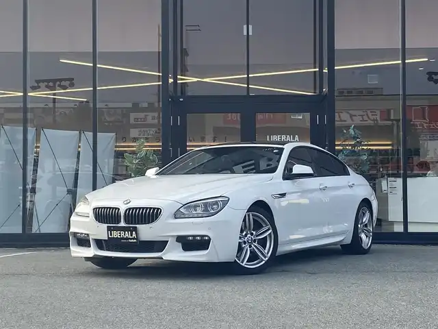 ＢＭＷ ６４０ｉ グランクーペ 福岡県 2013(平25)年 4.5万km 白 ・サンルーフ/・クルーズコントロール/・純正ナビ/USB/Bluetooth/CD/DVD/AUX/・バックカメラ/・黒革シート/シートヒーター/・フルセグ/・ETC/・純正19AW/・プッシュスタート/・パーキングアシスト/・アイドリングストップ/・スマートキー/・パワーシート/・オートライト/・電子パーキング/・パドルシフト