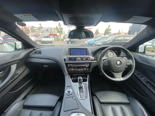 ＢＭＷ ６４０ｉ グランクーペ 福岡県 2013(平25)年 4.5万km 白 ・サンルーフ/・クルーズコントロール/・純正ナビ/USB/Bluetooth/CD/DVD/AUX/・バックカメラ/・黒革シート/シートヒーター/・フルセグ/・ETC/・純正19AW/・プッシュスタート/・パーキングアシスト/・アイドリングストップ/・スマートキー/・パワーシート/・オートライト/・電子パーキング/・パドルシフト