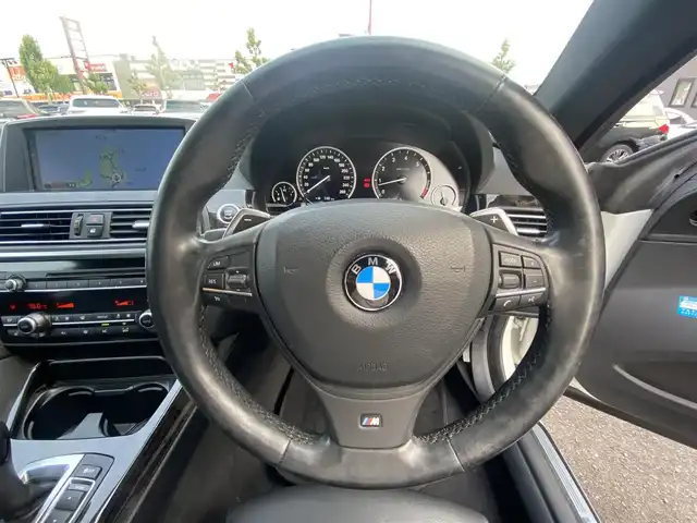 ＢＭＷ ６４０ｉ グランクーペ 福岡県 2013(平25)年 4.5万km 白 ・サンルーフ/・クルーズコントロール/・純正ナビ/USB/Bluetooth/CD/DVD/AUX/・バックカメラ/・黒革シート/シートヒーター/・フルセグ/・ETC/・純正19AW/・プッシュスタート/・パーキングアシスト/・アイドリングストップ/・スマートキー/・パワーシート/・オートライト/・電子パーキング/・パドルシフト