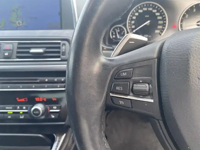 ＢＭＷ ６４０ｉ グランクーペ 福岡県 2013(平25)年 4.5万km 白 ・サンルーフ/・クルーズコントロール/・純正ナビ/USB/Bluetooth/CD/DVD/AUX/・バックカメラ/・黒革シート/シートヒーター/・フルセグ/・ETC/・純正19AW/・プッシュスタート/・パーキングアシスト/・アイドリングストップ/・スマートキー/・パワーシート/・オートライト/・電子パーキング/・パドルシフト