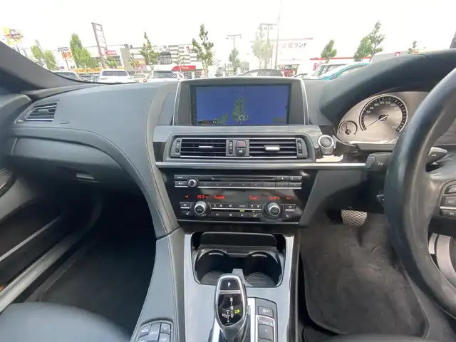 ＢＭＷ ６４０ｉ グランクーペ 福岡県 2013(平25)年 4.5万km 白 ・サンルーフ/・クルーズコントロール/・純正ナビ/USB/Bluetooth/CD/DVD/AUX/・バックカメラ/・黒革シート/シートヒーター/・フルセグ/・ETC/・純正19AW/・プッシュスタート/・パーキングアシスト/・アイドリングストップ/・スマートキー/・パワーシート/・オートライト/・電子パーキング/・パドルシフト