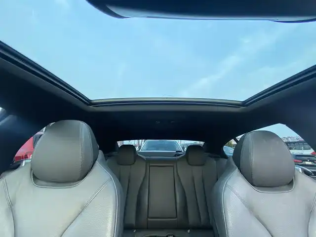 ＢＭＷ ６４０ｉ グランクーペ 福岡県 2013(平25)年 4.5万km 白 ・サンルーフ/・クルーズコントロール/・純正ナビ/USB/Bluetooth/CD/DVD/AUX/・バックカメラ/・黒革シート/シートヒーター/・フルセグ/・ETC/・純正19AW/・プッシュスタート/・パーキングアシスト/・アイドリングストップ/・スマートキー/・パワーシート/・オートライト/・電子パーキング/・パドルシフト