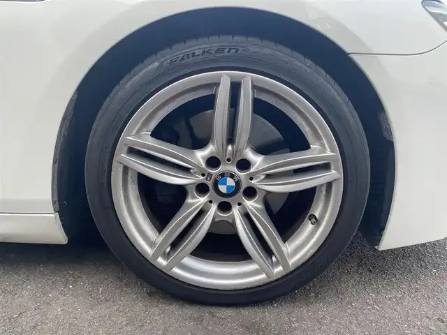 ＢＭＷ ６４０ｉ グランクーペ 福岡県 2013(平25)年 4.5万km 白 ・サンルーフ/・クルーズコントロール/・純正ナビ/USB/Bluetooth/CD/DVD/AUX/・バックカメラ/・黒革シート/シートヒーター/・フルセグ/・ETC/・純正19AW/・プッシュスタート/・パーキングアシスト/・アイドリングストップ/・スマートキー/・パワーシート/・オートライト/・電子パーキング/・パドルシフト