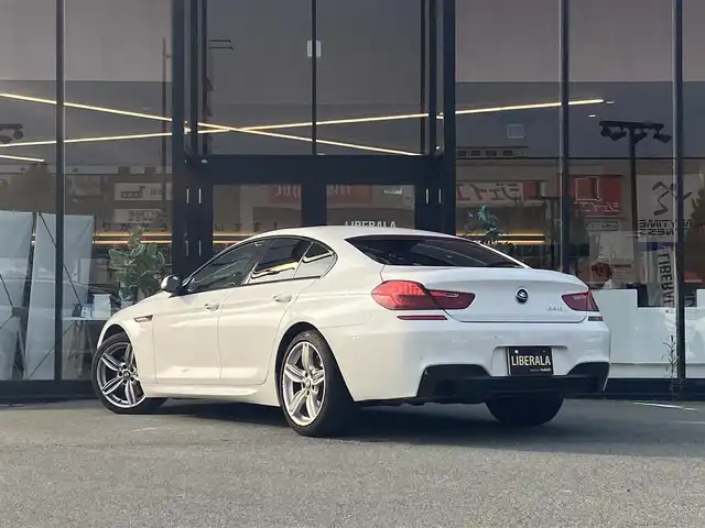 ＢＭＷ ６４０ｉ グランクーペ 福岡県 2013(平25)年 4.5万km 白 ・サンルーフ/・クルーズコントロール/・純正ナビ/USB/Bluetooth/CD/DVD/AUX/・バックカメラ/・黒革シート/シートヒーター/・フルセグ/・ETC/・純正19AW/・プッシュスタート/・パーキングアシスト/・アイドリングストップ/・スマートキー/・パワーシート/・オートライト/・電子パーキング/・パドルシフト