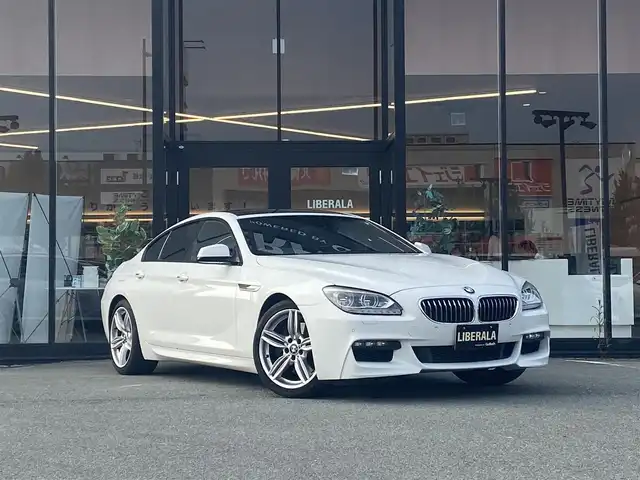 ＢＭＷ ６４０ｉ グランクーペ 福岡県 2013(平25)年 4.5万km 白 ・サンルーフ/・クルーズコントロール/・純正ナビ/USB/Bluetooth/CD/DVD/AUX/・バックカメラ/・黒革シート/シートヒーター/・フルセグ/・ETC/・純正19AW/・プッシュスタート/・パーキングアシスト/・アイドリングストップ/・スマートキー/・パワーシート/・オートライト/・電子パーキング/・パドルシフト