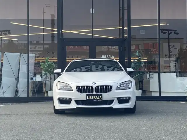 ＢＭＷ ６４０ｉ グランクーペ 福岡県 2013(平25)年 4.5万km 白 ・サンルーフ/・クルーズコントロール/・純正ナビ/USB/Bluetooth/CD/DVD/AUX/・バックカメラ/・黒革シート/シートヒーター/・フルセグ/・ETC/・純正19AW/・プッシュスタート/・パーキングアシスト/・アイドリングストップ/・スマートキー/・パワーシート/・オートライト/・電子パーキング/・パドルシフト