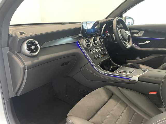 メルセデス・ベンツ ＧＬＣ２２０ d 4マチック クーペ AMGライン 愛知県 2020(令2)年 5.7万km ダイヤモンドホワイト サンルーフ　/ＭＢＵＸ　/３６０度カメラ　/Ｂｌｕｅｔｏｏｔｈ　/フルセグＴＶ　/ハーフレザー　/ＡＣＣ　/ＬＫＡ　/ＬＤＷ　/ＢＳＭ　/アンビエントライト　/パワーバックドア　/ＬＥＤヘッドライト　/ＥＴＣ２．０/プッシュスタート/アイドリングストップ/ウィンカーミラー