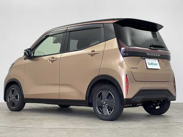 日産 サクラ X 鹿児島県 2023(令5)年 0.8万km 黒／ゴールド 純正ディスプレイオーディオ/（FM/AM/BT）/エマージェンシーブレーキ/電動パーキングブレーキ/オートホールド機能/e-ペダル/ステアリングスイッチ/オートライト/コーナーセンサ―/純正フロアマット/純正ドアバイザー/スマートキー/プッシュスタート/充電コード積載