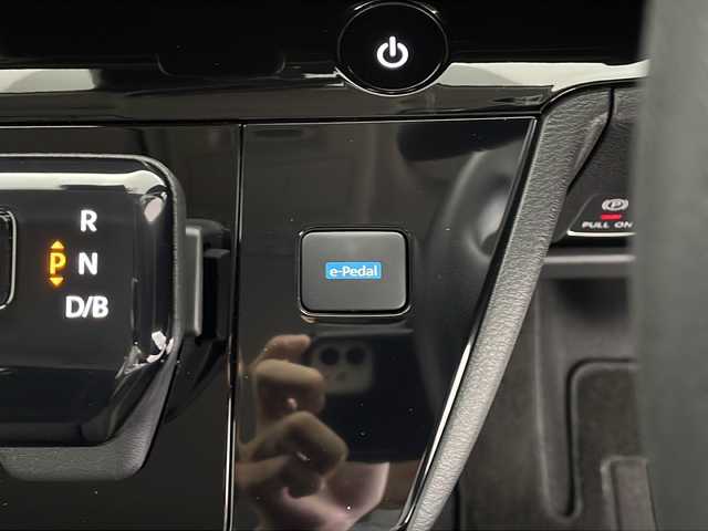 日産 サクラ X 鹿児島県 2023(令5)年 0.8万km 黒／ゴールド 純正ディスプレイオーディオ/（FM/AM/BT）/エマージェンシーブレーキ/電動パーキングブレーキ/オートホールド機能/e-ペダル/ステアリングスイッチ/オートライト/コーナーセンサ―/純正フロアマット/純正ドアバイザー/スマートキー/プッシュスタート/充電コード積載