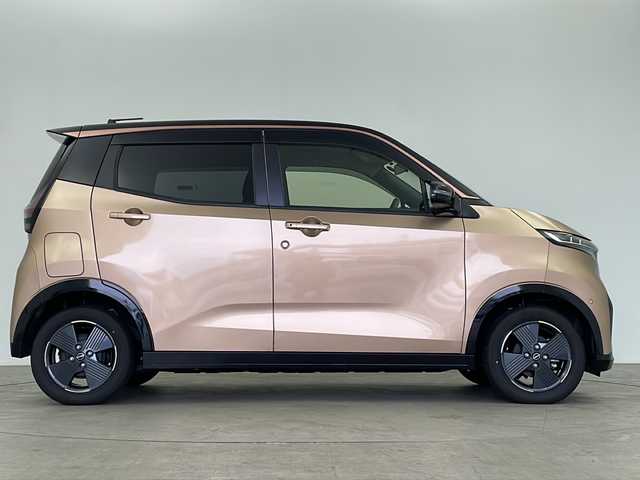 日産 サクラ X 鹿児島県 2023(令5)年 0.8万km 黒／ゴールド 純正ディスプレイオーディオ/（FM/AM/BT）/エマージェンシーブレーキ/電動パーキングブレーキ/オートホールド機能/e-ペダル/ステアリングスイッチ/オートライト/コーナーセンサ―/純正フロアマット/純正ドアバイザー/スマートキー/プッシュスタート/充電コード積載