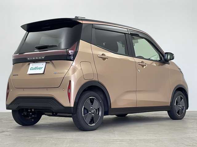 日産 サクラ X 鹿児島県 2023(令5)年 0.8万km 黒／ゴールド 純正ディスプレイオーディオ/（FM/AM/BT）/エマージェンシーブレーキ/電動パーキングブレーキ/オートホールド機能/e-ペダル/ステアリングスイッチ/オートライト/コーナーセンサ―/純正フロアマット/純正ドアバイザー/スマートキー/プッシュスタート/充電コード積載