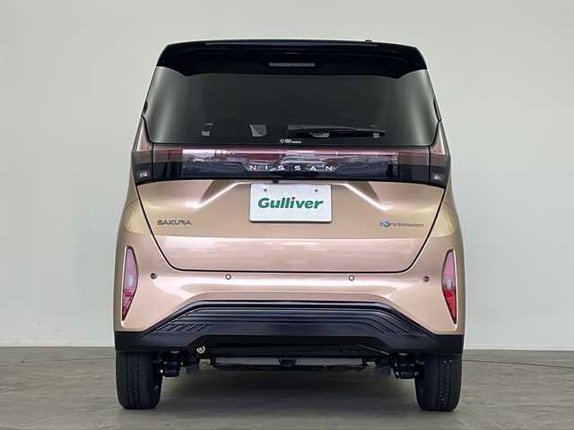 日産 サクラ X 鹿児島県 2023(令5)年 0.8万km 黒／ゴールド 純正ディスプレイオーディオ/（FM/AM/BT）/エマージェンシーブレーキ/電動パーキングブレーキ/オートホールド機能/e-ペダル/ステアリングスイッチ/オートライト/コーナーセンサ―/純正フロアマット/純正ドアバイザー/スマートキー/プッシュスタート/充電コード積載