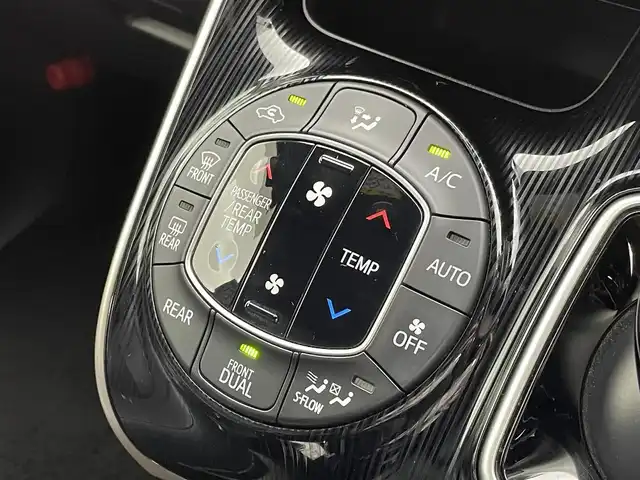 トヨタ エスクァイア ハイブリッド Gi ブラックテーラード 群馬県 2016(平28)年 8.4万km スパークリングブラックパールクリスタルシャイン 純正１０インチナビ　バックカメラ　クルーズコントロール　両側パワースライドドア　ＬＥＤ　ＡＨＢ　シートヒーター　純正１５インチＡＷ積込　ステアリングリモコン　ドライブレコーダー　ＥＴＣ　禁煙車