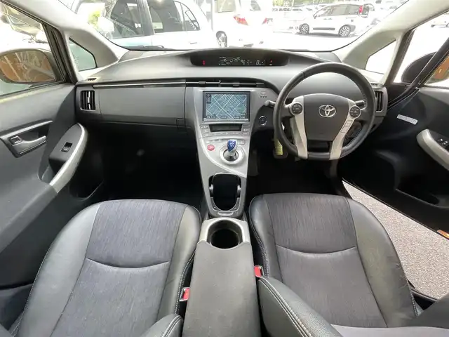 トヨタ プリウス G ツーリングセレクション 兵庫県 2013(平25)年 8.1万km ブラック (株)IDOMが運営する【じしゃロン西宮店】の自社ローン専用車両になります。こちらは現金またはオートローンご利用時の価格です。自社ローンご希望の方は別途その旨お申付け下さい/＊ETC/＊バックカメラ/＊パワステ/＊パワーウィンドウ/＊クルーズコントロールあり/＊フルセグ/＊USBあり/＊ドラレコあり/＊横滑り防止装置/＊オートライト