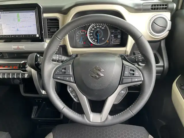 スズキ クロスビー HYBRID MZ 愛知県 2024(令6)年 1.5万km キャラバンアイボリーパールメタリック/ホワイト 2トーンルーフ ・純正SDナビ/＜フルセグ/BT/CD/DVD＞/・全方位モニター/・レーダークルーズコントロール/・パドルシフト/・ETC/・シートヒーター/・アイドリングストップ/・レーンアシスト/・横滑り防止装置/・盗難防止装置/・衝突被害軽減システム /・前後コーナーセンサー/・オートライト/・オートマチックハイビーム/・ステアリングスイッチ/・SRSエアバッグ（運転席/助手席/サイド/カーテン）/・純正１６インチアルミホイール/・LEDヘッドランプ