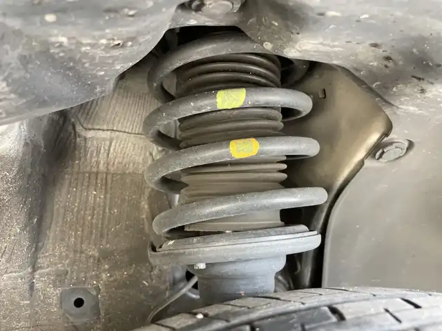 スズキ クロスビー HYBRID MZ 愛知県 2024(令6)年 1.5万km キャラバンアイボリーパールメタリック/ホワイト 2トーンルーフ ・純正SDナビ/＜フルセグ/BT/CD/DVD＞/・全方位モニター/・レーダークルーズコントロール/・パドルシフト/・ETC/・シートヒーター/・アイドリングストップ/・レーンアシスト/・横滑り防止装置/・盗難防止装置/・衝突被害軽減システム /・前後コーナーセンサー/・オートライト/・オートマチックハイビーム/・ステアリングスイッチ/・SRSエアバッグ（運転席/助手席/サイド/カーテン）/・純正１６インチアルミホイール/・LEDヘッドランプ