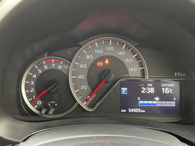 トヨタ ヴィッツ U 栃木県 2015(平27)年 5.5万km コバルトブルーメタリック 禁煙車/シートヒーター/純正ナビ/(CD/DVD/TV/BT/AM/FM)/社外ドラレコ/アイドリングストップ/ナノイー付きオートエアコン　/オートライト/プッシュスタート/スマートキー/革巻きステアリング/ステアリングスイッチ/電動格納ミラー