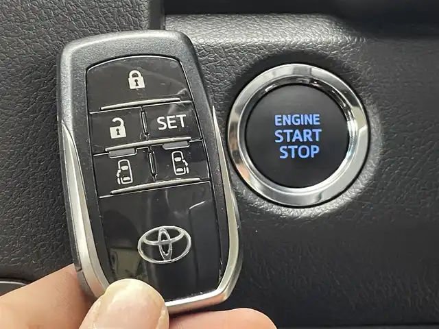 トヨタ グランエース G 群馬県 2023(令5)年 1.2万km ブラック 純正12.1インチフリップダウンモニター/＝＝＝＝＝/ディスプレイオーディオ（コネクティッドナビ対応）Plus/・純正8インチディスプレイオーディオ/・AM/FM/CD/DVD/Bluetooth/フルセグTV/・Miracast/AppleCarPlay/AndroidAuto/=====/８インチディスプレイオーディオプラス　純正フリップダウンモニター　パノラミックビューモニター　エグゼクティブパワーシート／リラックスキャプテンシート　トヨタセーフティセンス　ＥＴＣ　ＨＤＭＩ　禁煙車