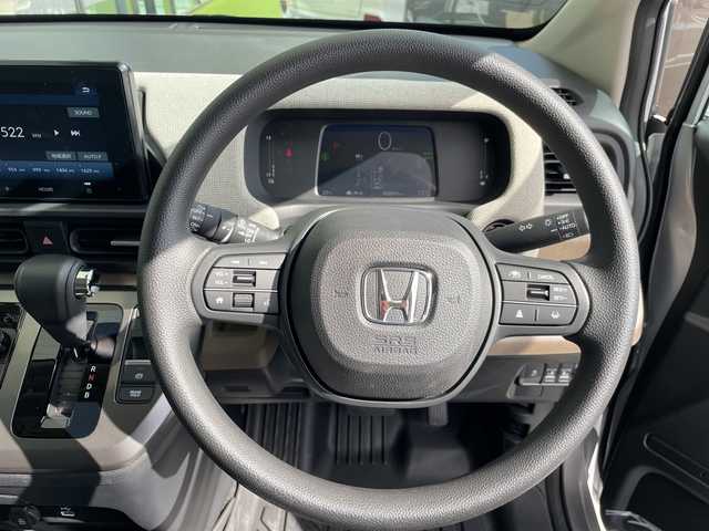 ホンダ フリード ハイブリット e:HEV AIR 愛知県 2025(令7)年 0.3万km ルナシルバーM ホンダセンシング/純正9型ディズプレイオーディオ　ナビ機能なし/両側パワースライドドア/レーダークルーズコントロール/バックカメラ/コーナーセンサー/LEDヘッドライト/レーンキープアシスト/オートマチックハイビーム/ステアリングスイッチ/衝突軽減システム/Bluetooth/スマートキー/プッシュスタート