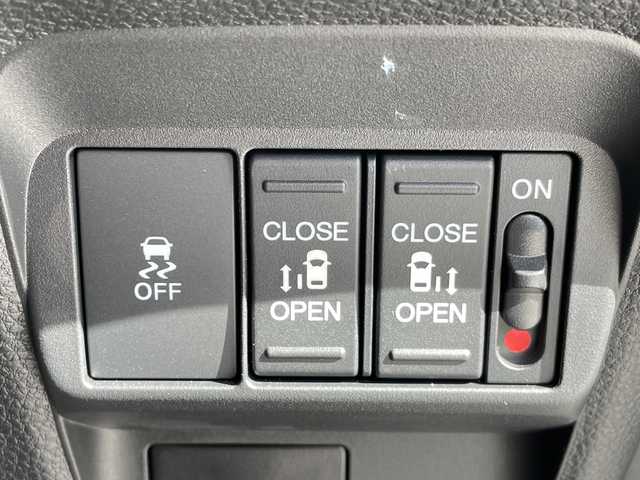 ホンダ フリード ハイブリット e:HEV AIR 愛知県 2025(令7)年 0.3万km ルナシルバーM ホンダセンシング/純正9型ディズプレイオーディオ　ナビ機能なし/両側パワースライドドア/レーダークルーズコントロール/バックカメラ/コーナーセンサー/LEDヘッドライト/レーンキープアシスト/オートマチックハイビーム/ステアリングスイッチ/衝突軽減システム/Bluetooth/スマートキー/プッシュスタート