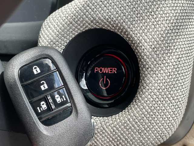 ホンダ フリード ハイブリット e:HEV AIR 愛知県 2025(令7)年 0.3万km ルナシルバーM ホンダセンシング/純正9型ディズプレイオーディオ　ナビ機能なし/両側パワースライドドア/レーダークルーズコントロール/バックカメラ/コーナーセンサー/LEDヘッドライト/レーンキープアシスト/オートマチックハイビーム/ステアリングスイッチ/衝突軽減システム/Bluetooth/スマートキー/プッシュスタート