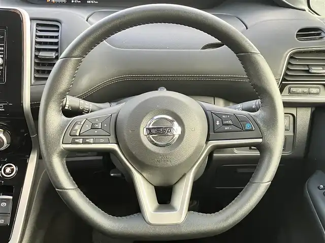 日産 セレナ ハイウェイスター 静岡県 2016(平28)年 6.9万km マルーンレッド 純正ナビ（CD/DVD/BT/フルセグ）/全方位カメラ/プロパイロット/エンジンスタートボタン/取扱説明書/パワーステアリング/パワーウィンドウ/パーキングアシスト/スマートキー/スペアキー1本/Wオートエアコン/レーダークルーズコントロール/純正後席モニター/USB入力端子/ETC/三列シート/ドライブレコーダー前後/ウォークスルー/純正フロアマット/布シート/両側パワースライドドア/純正アルミホイール/ABS/横滑り防止装置/コーナーセンサー前後/レーンキープアシスト/オートライト/LED/W+サイドエアバッグ/衝突軽減システム/デジタルインナーミラー