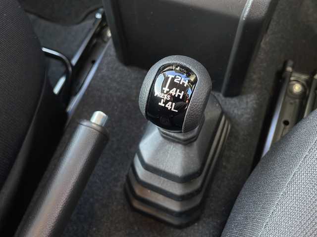 スズキ ジムニー シエラ JC 道東・釧路十勝 2024(令6)年 4.4万km ブルーイッシュブラックパール3 4WD/社外メモリナビ　/(AM/FM/フルセグTV/ＤＶＤ再生/Ｂｌｕｅｔｏｏｔｈ接続)　/前方ドライブレコーダー　/ＥＴＣ　/バックカメラ　/前席シートヒーター　/クルーズコントロール　/リアコーナーセンサー　/レーンアシスト　/デュアルセンサーブレーキサポート/横滑り防止装置/アイドリングストップ　/スマートキー/プッシュスタート/純正LEDヘッドライト/純正15インチアルミホイール/社外フロアマット