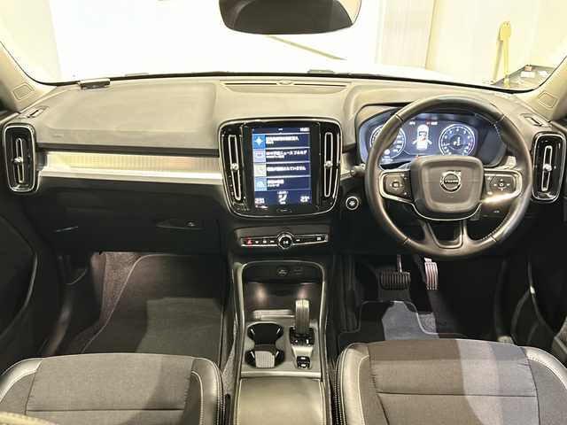 ボルボ ＸＣ４０ T4 モメンタム 新潟県 2020(令2)年 3.7万km アイスホワイト 9インチタッチスクリーン式センターディスプレイ/純正HDDナビ（TV、BT、AppleCarPlay、AndroidAuto、USB）/ACC（アダプティブ・クルーズ・コントロール）/360°ビューカメラ/歩行者・サイクリスト・大型動物検知機能/インターセクション・サポート （右折時対向車検知機能）/対向車対応機能 /被追突時警告機能 （静止時ブレーキ維持機能付）/パイロット・アシスト （車線維持支援機能）/LKA （レーン・キーピング・エイド ）/LEDヘッドライト /衝突回避・被害軽減ブレーキ機能付CTA（クロス・トラフィック・アラート）/オ ン カミング・レ ーン・ミティゲ ーション （対向車衝突回避支援機能）/ステアリング・アシスト付BLIS/LCMA （レーン・チェンジ・マージ・エイド ）/RSI （ロード・サイン・インフォメーション）/DAC （ドライバー・アラート・コントロール）/5スポークシルバー18インチ