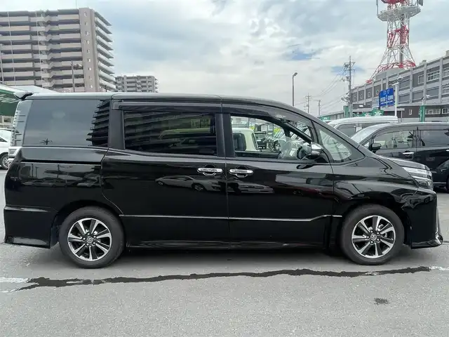 トヨタ ヴォクシー ZS 煌 島根県 2018(平30)年 5.7万km イナズマスパーキングブラックガラスフレーク 純正９インチナビ　/フルセグ　/ＤＶＤ再生　/Ｂｌｕｅｔｏｏｔｈ　/バックカメラ　/両側パワースライドドア　/ビルトインＥＴＣ/衝突軽減ブレーキ/レーンキープアシスト/クルーズコントロール　/オートハイビーム/スマートキー/プッシュスタート　/純正LEDヘッドライト　/純正フロアマット