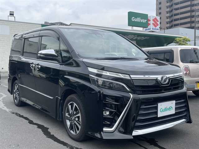 トヨタ ヴォクシー ZS 煌 島根県 2018(平30)年 5.7万km イナズマスパーキングブラックガラスフレーク 純正９インチナビ　/フルセグ　/ＤＶＤ再生　/Ｂｌｕｅｔｏｏｔｈ　/バックカメラ　/両側パワースライドドア　/ビルトインＥＴＣ/衝突軽減ブレーキ/レーンキープアシスト/クルーズコントロール　/オートハイビーム/スマートキー/プッシュスタート　/純正LEDヘッドライト　/純正フロアマット