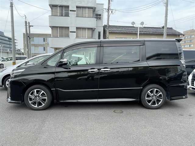 トヨタ ヴォクシー ZS 煌 島根県 2018(平30)年 5.7万km イナズマスパーキングブラックガラスフレーク 純正９インチナビ　/フルセグ　/ＤＶＤ再生　/Ｂｌｕｅｔｏｏｔｈ　/バックカメラ　/両側パワースライドドア　/ビルトインＥＴＣ/衝突軽減ブレーキ/レーンキープアシスト/クルーズコントロール　/オートハイビーム/スマートキー/プッシュスタート　/純正LEDヘッドライト　/純正フロアマット