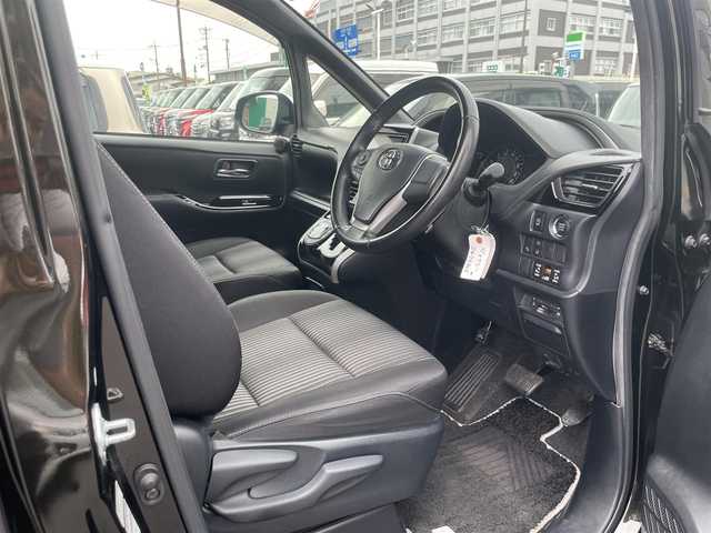 トヨタ ヴォクシー ZS 煌 島根県 2018(平30)年 5.7万km イナズマスパーキングブラックガラスフレーク 純正９インチナビ　/フルセグ　/ＤＶＤ再生　/Ｂｌｕｅｔｏｏｔｈ　/バックカメラ　/両側パワースライドドア　/ビルトインＥＴＣ/衝突軽減ブレーキ/レーンキープアシスト/クルーズコントロール　/オートハイビーム/スマートキー/プッシュスタート　/純正LEDヘッドライト　/純正フロアマット