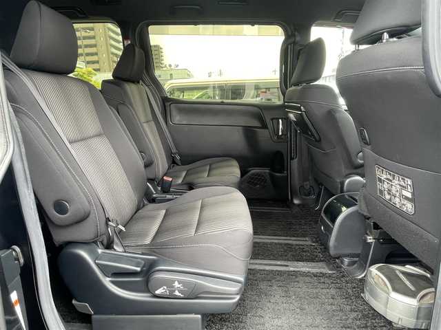 トヨタ ヴォクシー ZS 煌 島根県 2018(平30)年 5.7万km イナズマスパーキングブラックガラスフレーク 純正９インチナビ　/フルセグ　/ＤＶＤ再生　/Ｂｌｕｅｔｏｏｔｈ　/バックカメラ　/両側パワースライドドア　/ビルトインＥＴＣ/衝突軽減ブレーキ/レーンキープアシスト/クルーズコントロール　/オートハイビーム/スマートキー/プッシュスタート　/純正LEDヘッドライト　/純正フロアマット