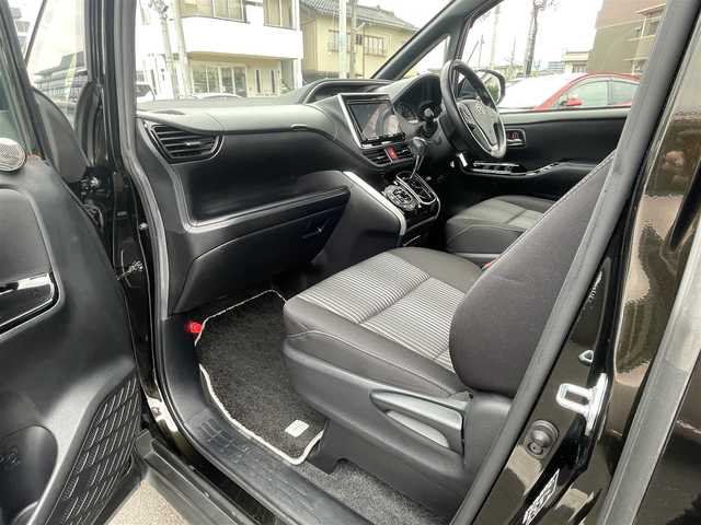 トヨタ ヴォクシー ZS 煌 島根県 2018(平30)年 5.7万km イナズマスパーキングブラックガラスフレーク 純正９インチナビ　/フルセグ　/ＤＶＤ再生　/Ｂｌｕｅｔｏｏｔｈ　/バックカメラ　/両側パワースライドドア　/ビルトインＥＴＣ/衝突軽減ブレーキ/レーンキープアシスト/クルーズコントロール　/オートハイビーム/スマートキー/プッシュスタート　/純正LEDヘッドライト　/純正フロアマット