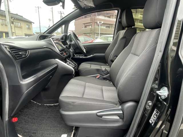 トヨタ ヴォクシー ZS 煌 島根県 2018(平30)年 5.7万km イナズマスパーキングブラックガラスフレーク 純正９インチナビ　/フルセグ　/ＤＶＤ再生　/Ｂｌｕｅｔｏｏｔｈ　/バックカメラ　/両側パワースライドドア　/ビルトインＥＴＣ/衝突軽減ブレーキ/レーンキープアシスト/クルーズコントロール　/オートハイビーム/スマートキー/プッシュスタート　/純正LEDヘッドライト　/純正フロアマット