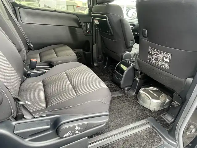 トヨタ ヴォクシー ZS 煌 島根県 2018(平30)年 5.7万km イナズマスパーキングブラックガラスフレーク 純正９インチナビ　/フルセグ　/ＤＶＤ再生　/Ｂｌｕｅｔｏｏｔｈ　/バックカメラ　/両側パワースライドドア　/ビルトインＥＴＣ/衝突軽減ブレーキ/レーンキープアシスト/クルーズコントロール　/オートハイビーム/スマートキー/プッシュスタート　/純正LEDヘッドライト　/純正フロアマット