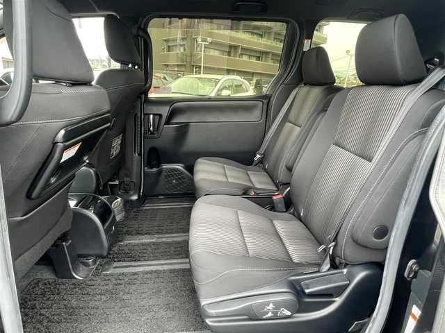 トヨタ ヴォクシー ZS 煌 島根県 2018(平30)年 5.7万km イナズマスパーキングブラックガラスフレーク 純正９インチナビ　/フルセグ　/ＤＶＤ再生　/Ｂｌｕｅｔｏｏｔｈ　/バックカメラ　/両側パワースライドドア　/ビルトインＥＴＣ/衝突軽減ブレーキ/レーンキープアシスト/クルーズコントロール　/オートハイビーム/スマートキー/プッシュスタート　/純正LEDヘッドライト　/純正フロアマット