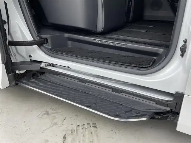 トヨタ アルファード Z 埼玉県 2025(令7)年 0.2万km プラチナホワイトパールマイカ 純正ディスプレイオーディオ（Bluetooth/AM/FM）/フルセグTV/アラウンドビューモニター/レーダークルーズコントロール/トヨタチームメイト/ユニバーサルステップ/左右独立ムーンルーフ/ブラインドスポットモニター/置くだけ充電/横滑り防止装置/レーンキープアシスト/盗難防止装置/プリクラッシュセーフティ/LEDヘッドライト/ETC2.0/両側パワースライドドア/スマートキー