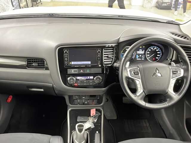 三菱 アウトランダー ＰＨＥＶ G ナビパッケージ 道央・札幌 2015(平27)年 5.1万km シルキーホワイト ・4WD/ e-Assist/・衝突被害軽減ブレーキシステム/・車線逸脱警報システム/・レーダークルーズコントロールシステム/・オートマチックハイビーム/・純正ナビ　全方位カメラ/・DVD.CD.SD.Bluetooth.フルセグ/・パワーバックドア /・ハーフレザーシート/パワーシート/・運転席・助手席シートヒーター/・AC100V /充電ケーブル有り/・電気温水式ヒーター/・ドライブレコーダー/ETC/・ステアリングヒーター/パドルシフト/・取扱説明書/保証証