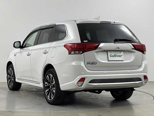 三菱 アウトランダー ＰＨＥＶ G ナビパッケージ 道央・札幌 2015(平27)年 5.1万km シルキーホワイト ・4WD/ e-Assist/・衝突被害軽減ブレーキシステム/・車線逸脱警報システム/・レーダークルーズコントロールシステム/・オートマチックハイビーム/・純正ナビ　全方位カメラ/・DVD.CD.SD.Bluetooth.フルセグ/・パワーバックドア /・ハーフレザーシート/パワーシート/・運転席・助手席シートヒーター/・AC100V /充電ケーブル有り/・電気温水式ヒーター/・ドライブレコーダー/ETC/・ステアリングヒーター/パドルシフト/・取扱説明書/保証証