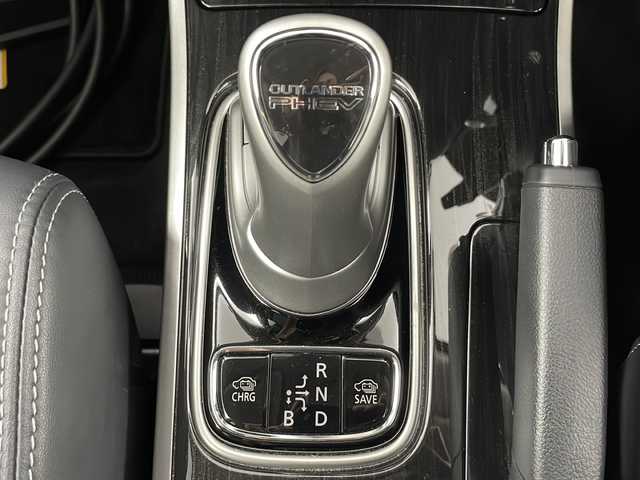 三菱 アウトランダー ＰＨＥＶ G ナビパッケージ 道央・札幌 2015(平27)年 5.1万km シルキーホワイト ・4WD/ e-Assist/・衝突被害軽減ブレーキシステム/・車線逸脱警報システム/・レーダークルーズコントロールシステム/・オートマチックハイビーム/・純正ナビ　全方位カメラ/・DVD.CD.SD.Bluetooth.フルセグ/・パワーバックドア /・ハーフレザーシート/パワーシート/・運転席・助手席シートヒーター/・AC100V /充電ケーブル有り/・電気温水式ヒーター/・ドライブレコーダー/ETC/・ステアリングヒーター/パドルシフト/・取扱説明書/保証証