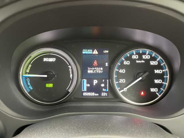 三菱 アウトランダー ＰＨＥＶ G ナビパッケージ 道央・札幌 2015(平27)年 5.1万km シルキーホワイト ・4WD/ e-Assist/・衝突被害軽減ブレーキシステム/・車線逸脱警報システム/・レーダークルーズコントロールシステム/・オートマチックハイビーム/・純正ナビ　全方位カメラ/・DVD.CD.SD.Bluetooth.フルセグ/・パワーバックドア /・ハーフレザーシート/パワーシート/・運転席・助手席シートヒーター/・AC100V /充電ケーブル有り/・電気温水式ヒーター/・ドライブレコーダー/ETC/・ステアリングヒーター/パドルシフト/・取扱説明書/保証証