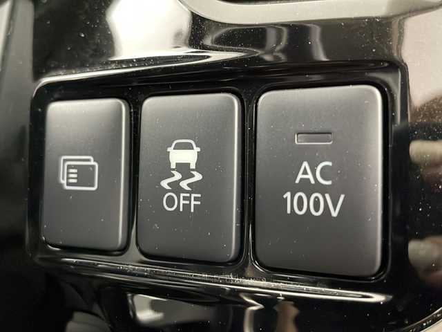 三菱 アウトランダー ＰＨＥＶ G ナビパッケージ 道央・札幌 2015(平27)年 5.1万km シルキーホワイト ・4WD/ e-Assist/・衝突被害軽減ブレーキシステム/・車線逸脱警報システム/・レーダークルーズコントロールシステム/・オートマチックハイビーム/・純正ナビ　全方位カメラ/・DVD.CD.SD.Bluetooth.フルセグ/・パワーバックドア /・ハーフレザーシート/パワーシート/・運転席・助手席シートヒーター/・AC100V /充電ケーブル有り/・電気温水式ヒーター/・ドライブレコーダー/ETC/・ステアリングヒーター/パドルシフト/・取扱説明書/保証証