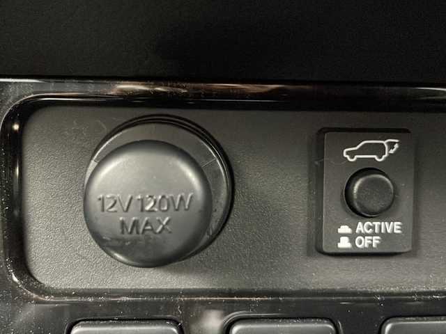 三菱 アウトランダー ＰＨＥＶ G ナビパッケージ 道央・札幌 2015(平27)年 5.1万km シルキーホワイト ・4WD/ e-Assist/・衝突被害軽減ブレーキシステム/・車線逸脱警報システム/・レーダークルーズコントロールシステム/・オートマチックハイビーム/・純正ナビ　全方位カメラ/・DVD.CD.SD.Bluetooth.フルセグ/・パワーバックドア /・ハーフレザーシート/パワーシート/・運転席・助手席シートヒーター/・AC100V /充電ケーブル有り/・電気温水式ヒーター/・ドライブレコーダー/ETC/・ステアリングヒーター/パドルシフト/・取扱説明書/保証証