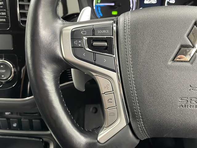 三菱 アウトランダー ＰＨＥＶ G ナビパッケージ 道央・札幌 2015(平27)年 5.1万km シルキーホワイト ・4WD/ e-Assist/・衝突被害軽減ブレーキシステム/・車線逸脱警報システム/・レーダークルーズコントロールシステム/・オートマチックハイビーム/・純正ナビ　全方位カメラ/・DVD.CD.SD.Bluetooth.フルセグ/・パワーバックドア /・ハーフレザーシート/パワーシート/・運転席・助手席シートヒーター/・AC100V /充電ケーブル有り/・電気温水式ヒーター/・ドライブレコーダー/ETC/・ステアリングヒーター/パドルシフト/・取扱説明書/保証証
