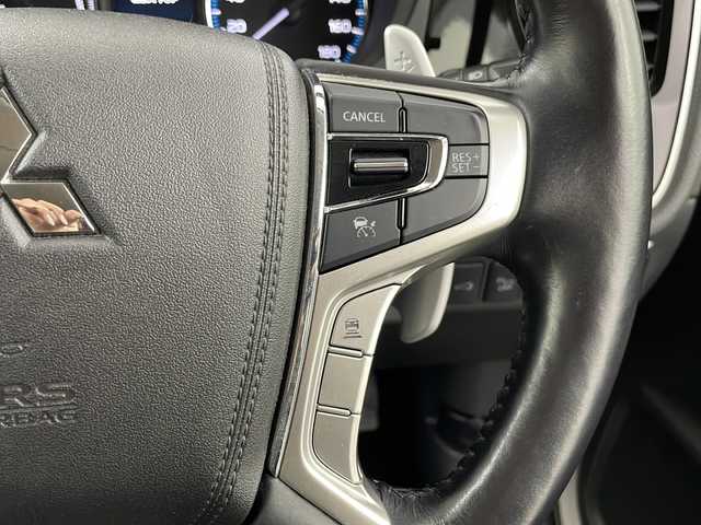 三菱 アウトランダー ＰＨＥＶ G ナビパッケージ 道央・札幌 2015(平27)年 5.1万km シルキーホワイト ・4WD/ e-Assist/・衝突被害軽減ブレーキシステム/・車線逸脱警報システム/・レーダークルーズコントロールシステム/・オートマチックハイビーム/・純正ナビ　全方位カメラ/・DVD.CD.SD.Bluetooth.フルセグ/・パワーバックドア /・ハーフレザーシート/パワーシート/・運転席・助手席シートヒーター/・AC100V /充電ケーブル有り/・電気温水式ヒーター/・ドライブレコーダー/ETC/・ステアリングヒーター/パドルシフト/・取扱説明書/保証証